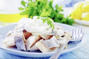 The Hirshon Jewish Pickled Herring with Onions in Sour Cream - זויער העררינג