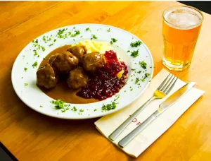 The Hirshon Finnish Meatballs in 'Cut Cognac' Sauce – Lihapullat Jallukastikkeessa Finnish Meatballs in 'Cut Cognac' Sauce – Lihapullat Jallukastikkeessa