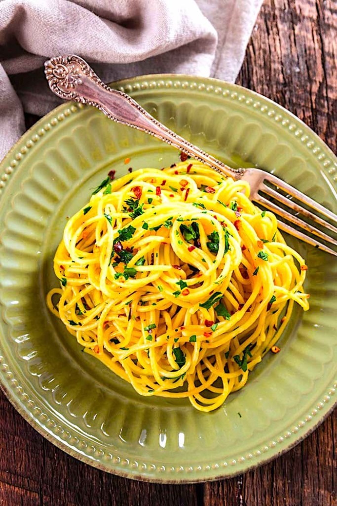 The Hirshon Italian Linguine with Garlic, Oil and Chili Pepper - Linguine Aglio, Olio e Peperoncino 3 The Hirshon Italian Linguine with Garlic, Oil and Chili Pepper - Linguine Aglio, Olio e Peperoncino