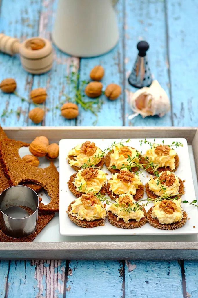 The Hirshon Polish Garlic Cheese Spread In The Style Of Krakow - Pastą Serowo Czosnkową Do Krakersów