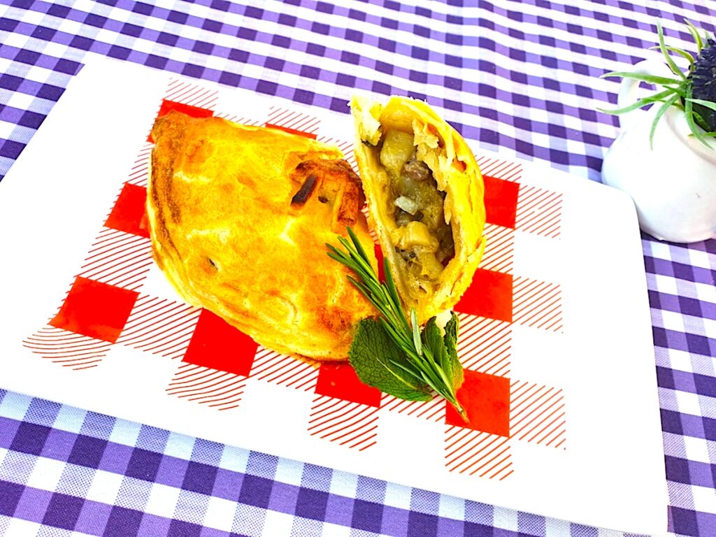 The Hirshon Welsh Giant Oggie Via Hong Kong - Cawr Cymreig Oggie Trwy Hong Kong