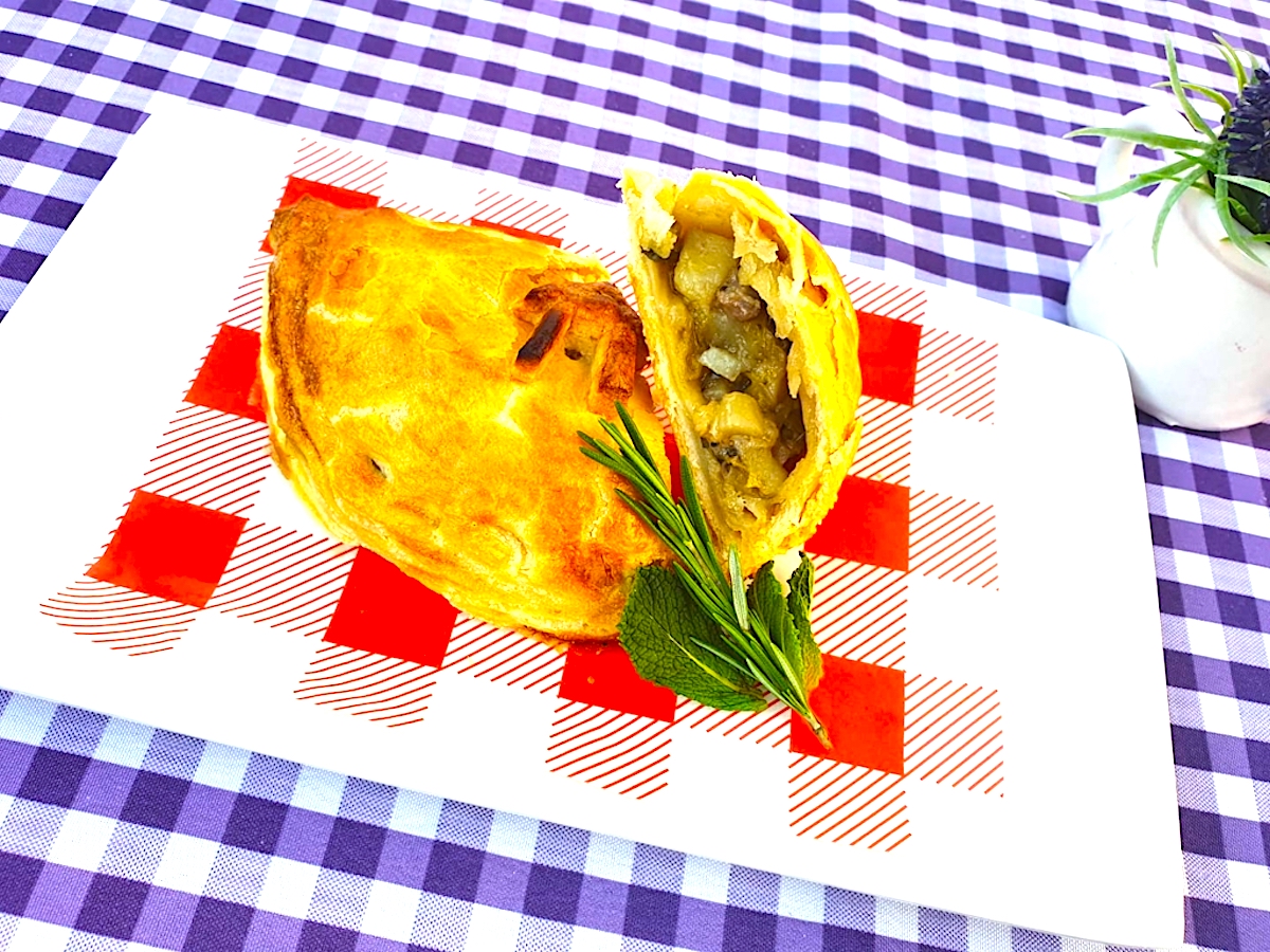 The Hirshon Welsh Giant Oggie Via Hong Kong - Cawr Cymreig Oggie Trwy Hong Kong 5 The Hirshon Welsh Giant Oggie Via Hong Kong - Cawr Cymreig Oggie Trwy Hong Kong